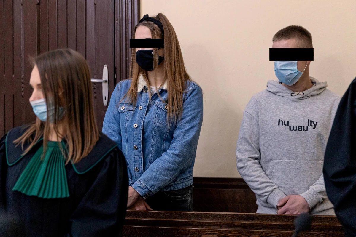 Sąd Rejonowy w Wągrowcu wydał wyrok ws. wypadku, w którym zginęła dziennikarka Anna Karbowniczak. Kierowca oraz pasażerka auta, które śmiertelnie potrąciło kobietę, zostali skazani na więzienie w zawieszeniu za nieudzielenie pomocy.