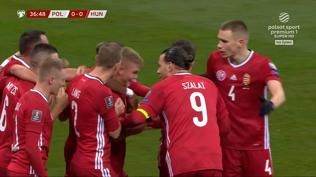 Węgrzy zdobyli pierwszego gola na PGE Narodowym w starciu z Polską. Do siatki trafił András Schäfer. Zobacz gola na 0-1.

SKŁADY:

Polska: Szczęsny (C) – Kędziora, Dawidowicz, Bednarek, Puchacz – Cash (46. Jóźwiak), Klich, Linetty, Moder (46. P. Zieliński) – K. Piątek, Świderski.
Rezerwowi: Grabara, Skorupski – Bereszyński, Frankowski, Gumny, Helik, Jóźwiak, Milik, Płacheta, Rybus, D. Szymański, P. Zieliński.

Węgry: Dibusz – Fiola, Lang, Attila Szalai – Négo, Á. Nagy, Schäfer, Z. Nagy – K. Varga, Schön – Szalai (C).
Rezerwowi: Bogdán, Szappanos – Botka, Gazdag, Hahn, Kecskés, Kiss, Spandler, Vécsei.