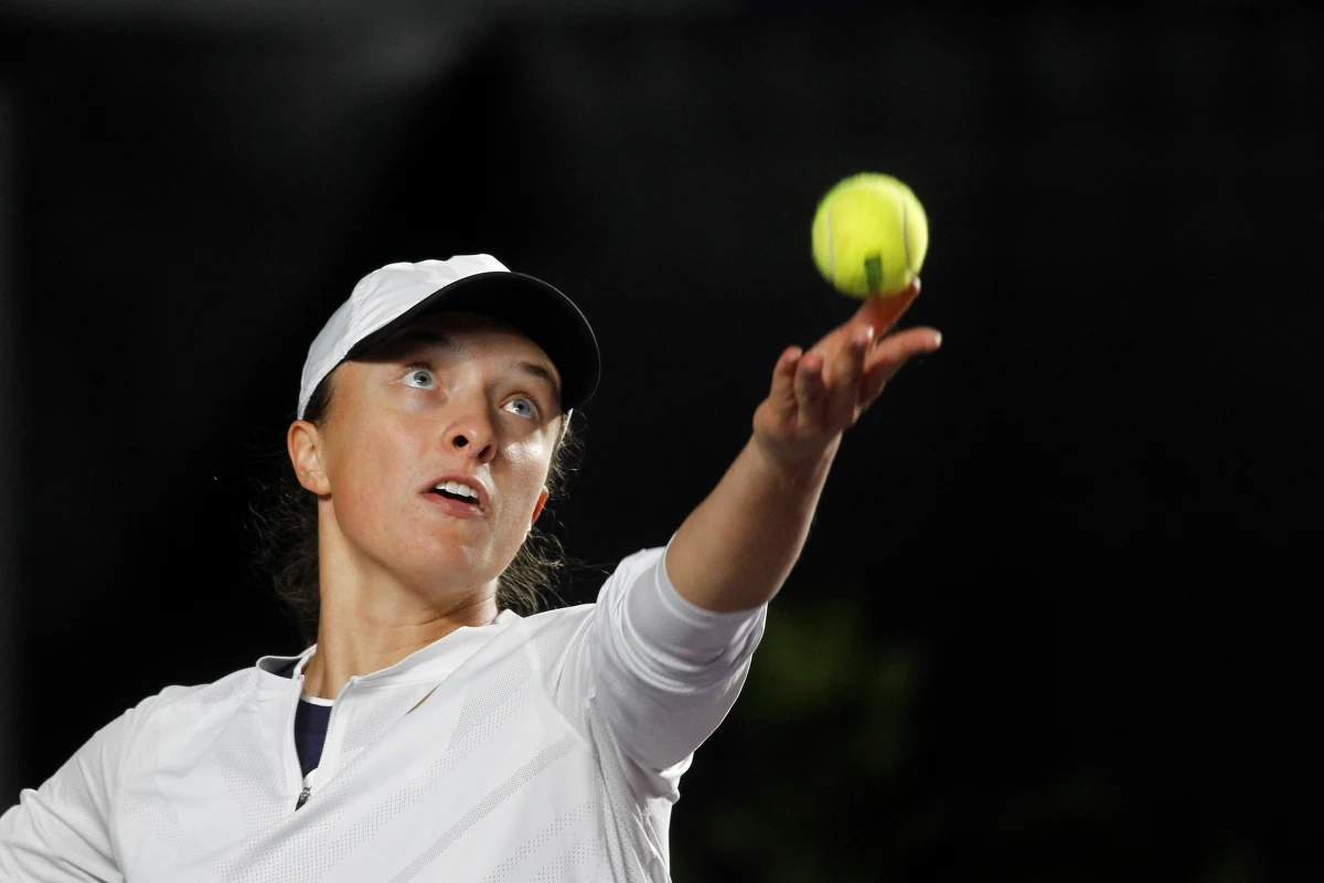 Iga Świątek pokonała Paulę Badosę 7:5, 6:4 w swoim trzecim, ostatnim meczu grupowym turnieju WTA Finals w Guadalajarze. Polka już wcześniej straciła szanse na awans do półfinału, a Hiszpanka była go pewna z pierwszego miejsca w tabeli.