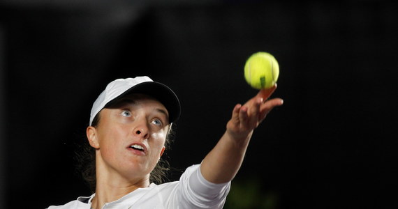 Iga Świątek pokonała Paulę Badosę 7:5, 6:4 w swoim trzecim, ostatnim meczu grupowym turnieju WTA Finals w Guadalajarze. Polka już wcześniej straciła szanse na awans do półfinału, a Hiszpanka była go pewna z pierwszego miejsca w tabeli.