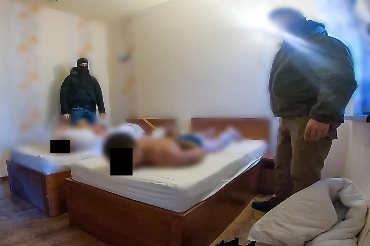 CBŚP, na polecenie podkarpackiego pionu Prokuratury Krajowej i przy współpracy ze Strażą Ochrony Kolei, rozbiło gang okradający pasażerów kolei. Aresztowano 7 osób. Ofiarami przestępców padali głównie cudzoziemcy. Najpierw byli upijani, a potem złodzieje ich okradali. Niektórym osobom dosypywali też narkotyki do napojów.