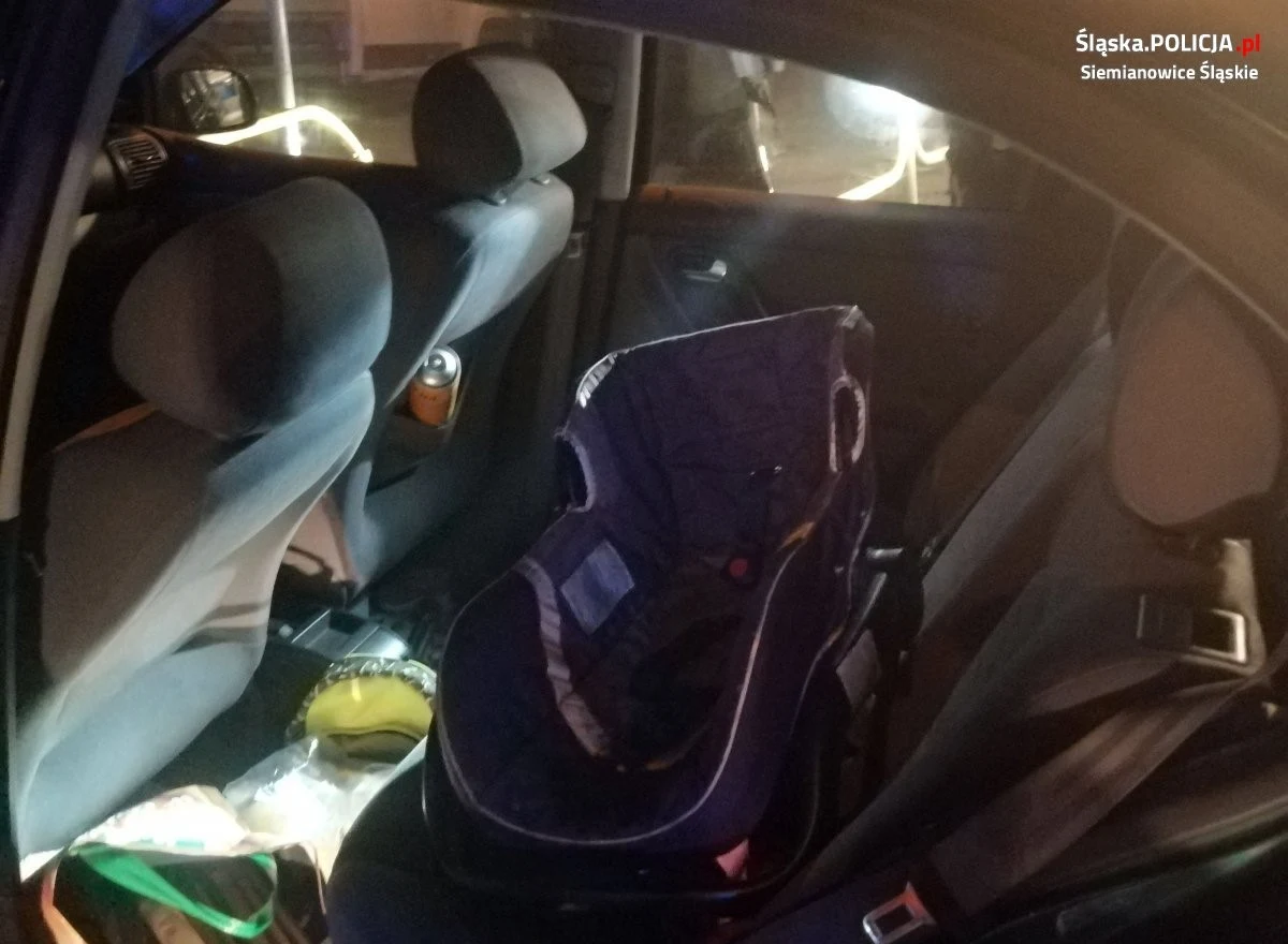 Policja zatrzymała mężczyznę, który w sobotę uciekał przed funkcjonariuszami w Siemianowicach i spowodował wypadek. W rozbitym samochodzie zostało wtedy trzyletnie dziecko. 25-latek od soboty ukrywał się. W czasie zatrzymania policjanci musieli użyć siły.