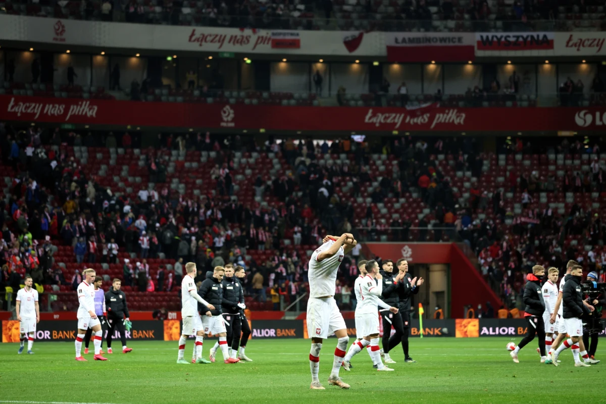 Reprezentacja Polski skomplikowała swoją sytuację przegrywając z Węgrami 1:2. W razie remisu biało-czerwoni mieli dużą szansę na rozstawienie, czyli uniknięcie mocnych rywali w półfinale baraży. Teraz, żeby o mundial zagrać u siebie z teoretycznie słabszym rywalem, musi zostać spełnionych kilka warunków.