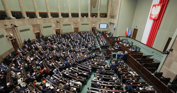 Marszałek Sejmu Elżbieta Witek wykluczyła z obrad Sejmu trzech posłów Konfederacji, bo ci nie chcieli założyć maseczek. Musieli oni opuścić salę plenarną.