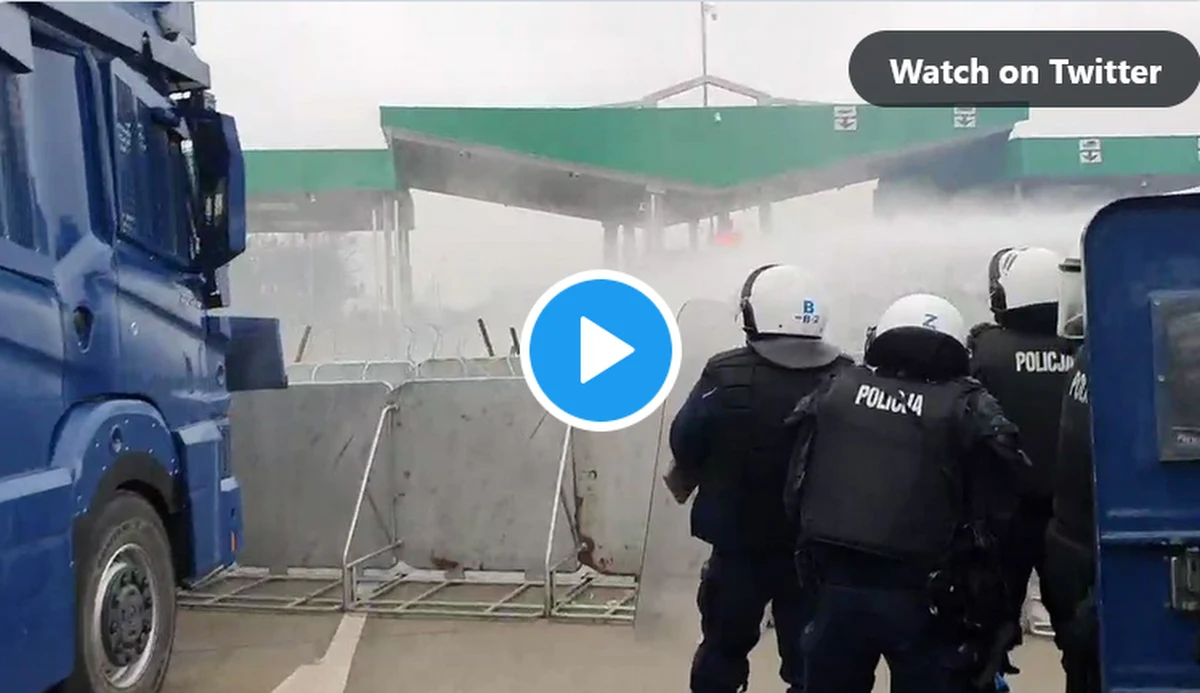 To był niespokojny wtorek na polsko-białoruskiej granicy w rejonie przejścia granicznego w Kuźnicy. Przed południem w stronę polskich służb poleciały kamienie. Doszło do próby sforsowania ogrodzenia. Przed godziną 12 poinformowano, że "w wyniku ataku osób inspirowanych przez stronę białoruską jeden z policjantów został dość poważnie ranny". Poszkodowana została też funkcjonariuszka Straży Granicznej oraz jeden z żołnierzy. 