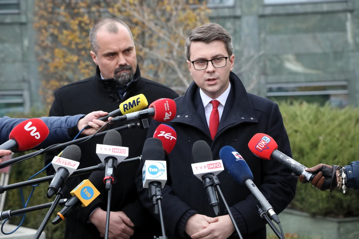 Obecnie trwają rozmowy z sojusznikami z NATO w sprawie ewentualnego uruchomienia art. 4 Traktatu Północnoatlantyckiego - powiedział szef prezydenckiego Biura Polityki Międzynarodowej Jakub Kumoch po spotkaniu w BBN. W Biurze Bezpieczeństwa Narodowego odbyła się kolejna narada ws. sytuacji na granicy z udziałem prezydenta Andrzeja Dudy, premiera Mateusza Morawieckiego, szefów resortów, służb oraz Sił Zbrojnych.