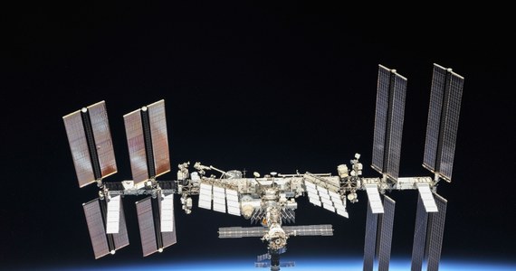 Ostre stanowisko NASA po zestrzeleniu przez Rosję nieczynnego satelity, którego fragmenty zagroziły Międzynarodowej Stacji Kosmicznej. Padły słowa nie spotykane w dialogu między agencjami kosmicznymi. Szef NASA Bill Nelson w specjalnym oświadczeniu podkreślił, że podobnie jak sekretarz Stanu USA Antony Blinken jest oburzony nieodpowiedzialnymi i destabilizującymi działaniami Rosjan. "To nie do pomyślenia, że Rosjanie mogli doprowadzić do zagrożenia życia nie tylko amerykańskich i międzynarodowych astronautów, ale i swoich kosmonautów, wreszcie załogi chińskiej stacji kosmicznej" - dodał Nelson. 