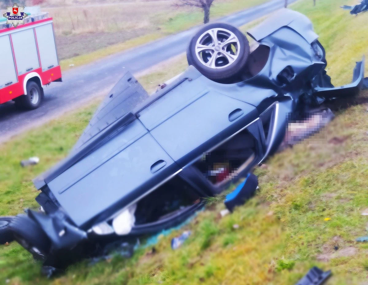 ​Policjanci wyjaśniają okoliczności wypadku, do którego doszło na obwodnicy Lubartowa (woj. lubelskie). W wyniku zderzenia audi z ciężarowym Dafem na miejscu zginęła kobieta kierująca osobówką, do szpitala z obrażeniami ciała trafiło 6-letnie dziecko.