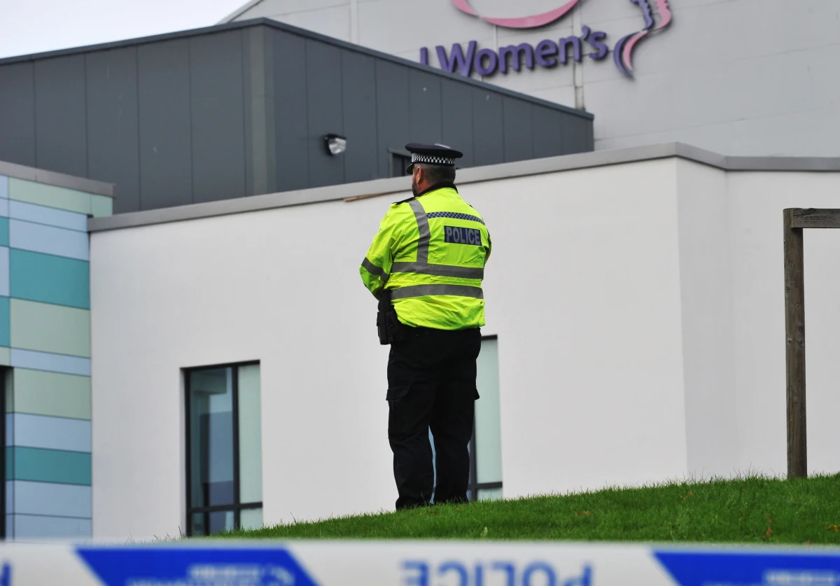 Cztery osoby aresztowane w związku z niedoszłym zamachem terrorystycznym przed szpitalem w Liverpoolu zostały zwolnione bez postawienia zarzutów. We wtorek podano, że pochodzący z Bliskiego Wschodu zamachowiec kilka lat temu przeszedł z islamu na chrześcijaństwo.