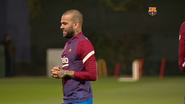 FC Barcelona poinformowała, że do zespołu dołączy Dani Alves. Będzie jednak mógł grać w barwach "Dumy Katalonii" dopiero od stycznia.

Tego kroku Barcelony mało kto się spodziewał. Kataloński klub "odkurzył" swoją legendę z dawnych lat, czyli 38-letniego obecnie Daniego Alvesa. Jak podkreślają katalońskie media, powrót Brazylijczyka do "Barcy" następuje na specjalne życzenie nowego szkoleniowca "Blaugrany", czyli Xaviego Hernandeza.

 - Prawie pięć lat walczyłem jak szalony, by dojść do tego momentu. Nie wiedziałem, że to będzie trwało tak długo, nie miałem pojęcia, że będzie tak trudno. Ale w głębi serca i w głębi duszy wiedziałem, że w końcu ten dzień nadejdzie - napisał fanom Barcelony Dani Alves w emocjonalnym wpisie w mediach społecznościowych. - Wracam do domu - podkreślił.

Dani Alves zaznaczył, że nie wie, jak długo potrwa ta niespodziewana przygoda. - Tak, jak powiedziałem przed odejściem: ja jestem jednym z Was! Nie wiem, jak długo będzie trwać ten sen, ale niech będzie wiecznością! - stwierdził.

Formalnie kontrakt Daniego Alvesa z Barceloną ma na razie obowiązywać do czerwca 2022 roku. 



Czytaj więcej na https://sport.interia.pl/primera-division/news-dani-alves-do-fanow-barcelony-piec-lat-walczylem-by-tu-byc,nId,5642948#utm_source=paste&utm_medium=paste&utm_campaign=chrome
