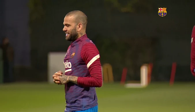 Dani Alves  dołącza do treningu po powrocie do Barcelony. WIDEO