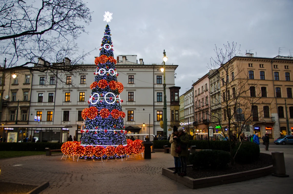 Iluminacje świąteczne mogą nie pojawić się w tym roku na ulicach Krakowa. Jedna z firm, która przegrała przetarg na instalacje miejskich iluminacji bożonarodzeniowych, złożyła odwołanie do Krajowej Izby Odwoławczej. Z tego powodu nie można zacząć prac, a czasu jest coraz mniej.