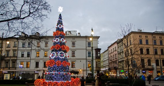 Iluminacje świąteczne mogą nie pojawić się w tym roku na ulicach Krakowa. Jedna z firm, która przegrała przetarg na instalacje miejskich iluminacji bożonarodzeniowych, złożyła odwołanie do Krajowej Izby Odwoławczej. Z tego powodu nie można zacząć prac, a czasu jest coraz mniej.