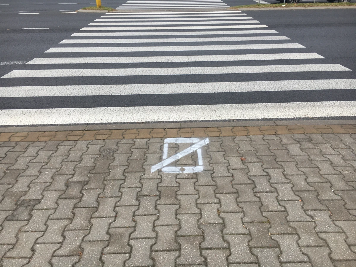 Osiemnaście najbardziej uczęszczanych przejść dla pieszych w Lublinie będzie specjalnie oznakowanych. Przed dojściem do nich na chodniku będą wymalowane piktogramy - przekreślony smartfon. To akcja miasta i policji, żeby przypomnieć, że nie wolno korzystać ze smartfonu, przechodząc przez jezdnię.