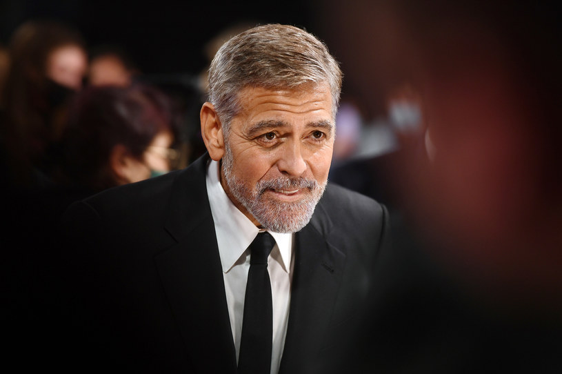 George Clooney podzielił się własnymi przemyśleniami na temat wypadku na planie westernu "Rust" z udziałem Aleca Baldwina. Aktor wykorzystał tę okazję, by przypomnieć postać swojego przyjaciela Brandona Lee, który niespełna dwie dekady temu zginął w podobnych okolicznościach. Jego zdaniem te dwie dramatyczne historie stanowią niezbity dowód na to, jak wielką ostrożność powinny zachować wszystkie osoby, które na planach zdjęciowych mają styczność z bronią. "Te tragedie są wynikiem szeregu głupich błędów, których można było uniknąć" – skwitował aktor.