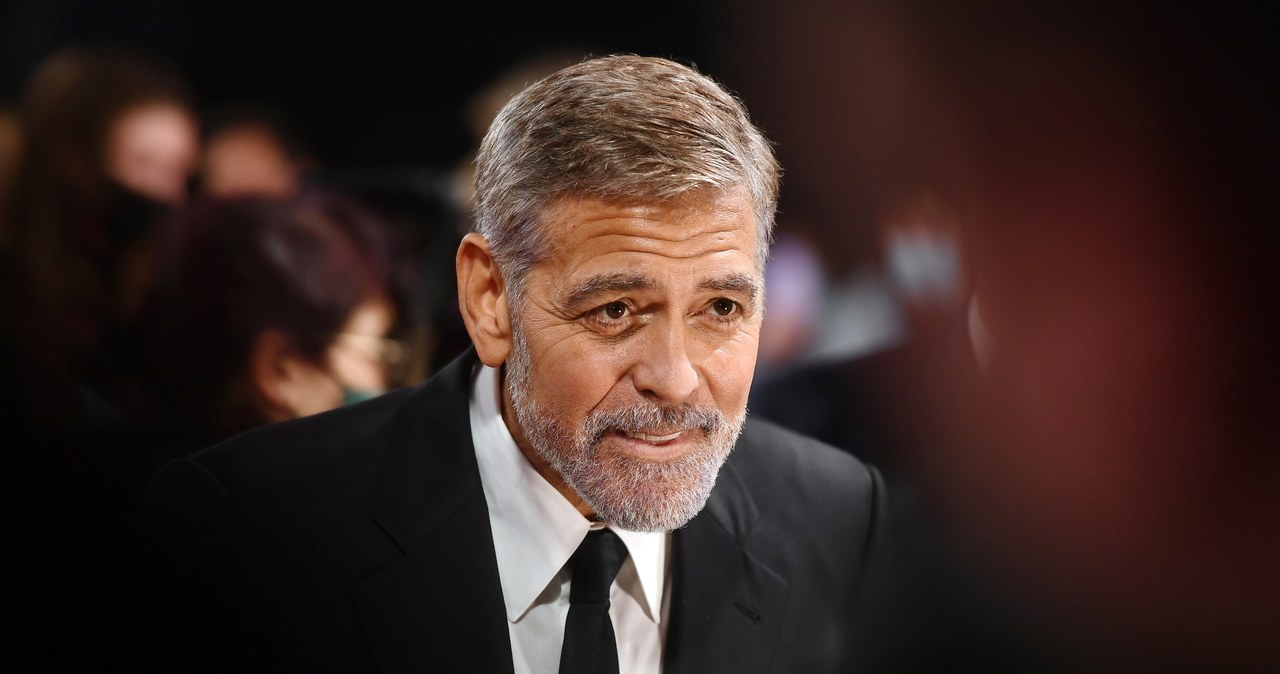 George Clooney podzielił się własnymi przemyśleniami na temat wypadku na planie westernu "Rust" z udziałem Aleca Baldwina. Aktor wykorzystał tę okazję, by przypomnieć postać swojego przyjaciela Brandona Lee, który niespełna dwie dekady temu zginął w podobnych okolicznościach. Jego zdaniem te dwie dramatyczne historie stanowią niezbity dowód na to, jak wielką ostrożność powinny zachować wszystkie osoby, które na planach zdjęciowych mają styczność z bronią. "Te tragedie są wynikiem szeregu głupich błędów, których można było uniknąć" – skwitował aktor.