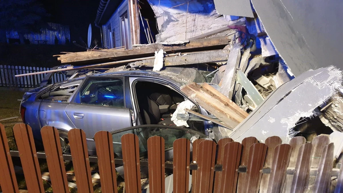 Do poważnego wypadku doszło w Stykowie w województwie świętokrzyskim. Samochód osobowy wjechał w dom jednorodzinny. Kierowca uciekał przed policją.