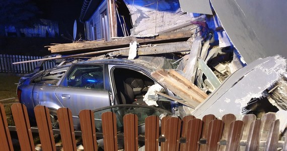 Do poważnego wypadku doszło w Stykowie w województwie świętokrzyskim. Samochód osobowy wjechał w dom jednorodzinny. Kierowca uciekał przed policją.