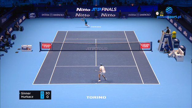 Hubert Hurkacz poniósł drugą porażkę w rozgrywanym w Turynie turnieju ATP Finals. Polak przegrał tym razem z Jannikiem Sinnerem 2:6, 2:6. Włoch do meczu przystąpił jako rezerwowy, a o tym, że zagra dowiedział się kilka godzin przed spotkaniem. Hurkacz ma już niewielkie szanse na awans do półfinału.

Wynik spotkania jest zaskakujący. Polski tenisista był faworytem. W niedzielę zagrał bardzo dobry pierwszy mecz turnieju w Turynie z Daniiłem Miedwiediewem. Ze zwycięzcą US Open przegrał w trzech setach.

Sinner dopiero kilka godzin przed meczem dowiedział się, że zagra. Zastąpił jako pierwszy rezerwowy kontuzjowanego Matteo Berrettiniego. Mimo to 21-letni Włoch zaprezentował się tak jakby okoliczności w jakich znalazł się ostatecznie w ATP Finals nie miały znaczenia.

REKLAMA


Czytaj więcej na https://sport.interia.pl/tenis/news-atp-finals-hubert-hurkacz-przegral-z-jannikiem-sinnerem,nId,5649212#utm_source=paste&utm_medium=paste&utm_campaign=chrome