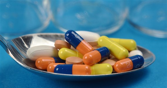 Koncern farmaceutyczny Pfizer poinformował, że złożył wniosek do amerykańskiej Agencji Żywności i Leków (FDA) o zgodę na stosowanie w leczeniu Covid-19 jego leku o nazwie Paxlovid, który w testach obniżył liczbę zgonów i hospitalizacji wśród osób zakażonych koronawirusem.