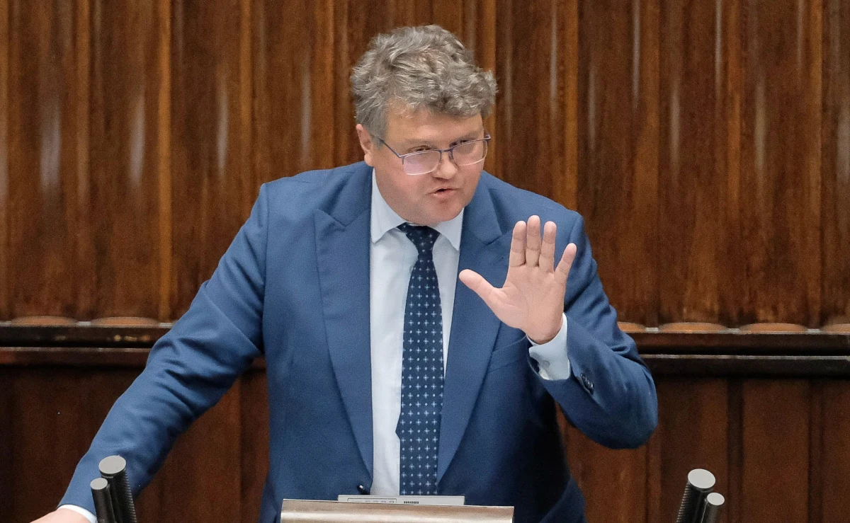 Wprowadzamy możliwość wypłaty rekompensat dla przedsiębiorców z obszaru objętego zakazem przebywania - mówił w Sejmie wiceszef MSWiA Maciej Wąsik. Dodał, że rozpoczęto już wypłacanie rekompensat w związku z wprowadzeniem stanu wyjątkowego w części województw podlaskiego i lubelskiego. 