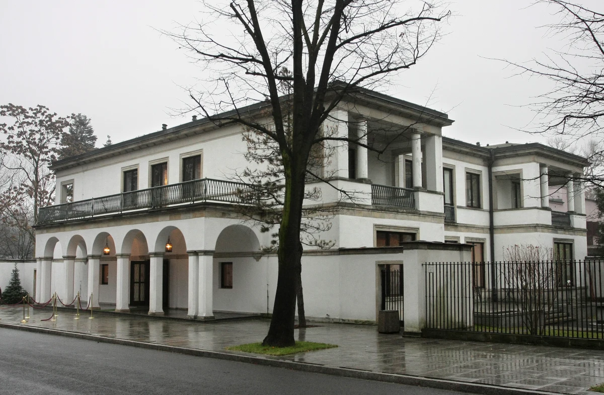 Niemal 2 mln zł kosztował już remont ogrodzenia rządowego kompleksu, a planowano kolejne wydatki. Zdaniem opozycji sprawie powinna się przyjrzeć NIK - informuje "Rzeczpospolita". Dodaje, że wniosek w tej sprawie rozważa posłanka Polski 2050 Hanna Gill-Piątek.