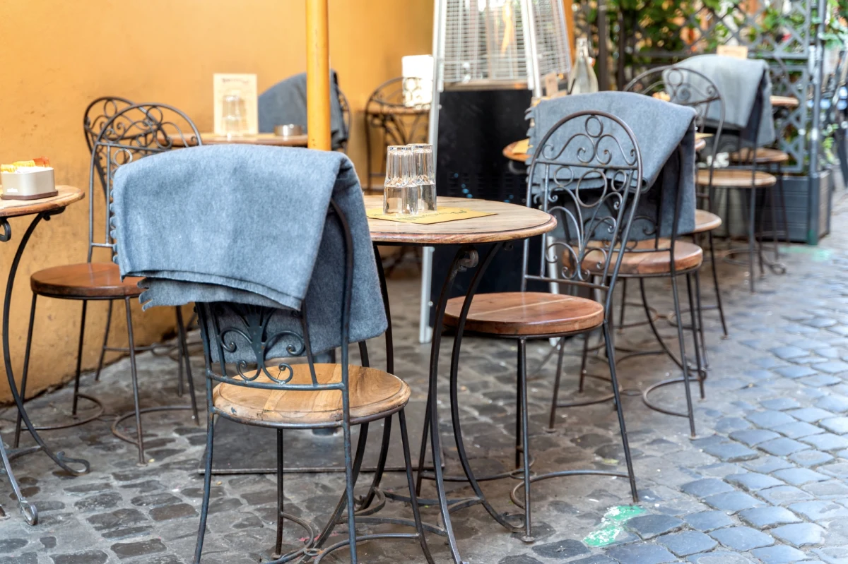 80 procent Rzymian woli jeść w restauracyjnych ogródkach niż w salach lokali - wynika z sondażu. Świadczy to o utrzymującym się strachu przed zakażeniem i zmusza restauratorów do powiększania przestrzeni na zewnątrz, by ustawić stoliki, gdzie tylko się da.