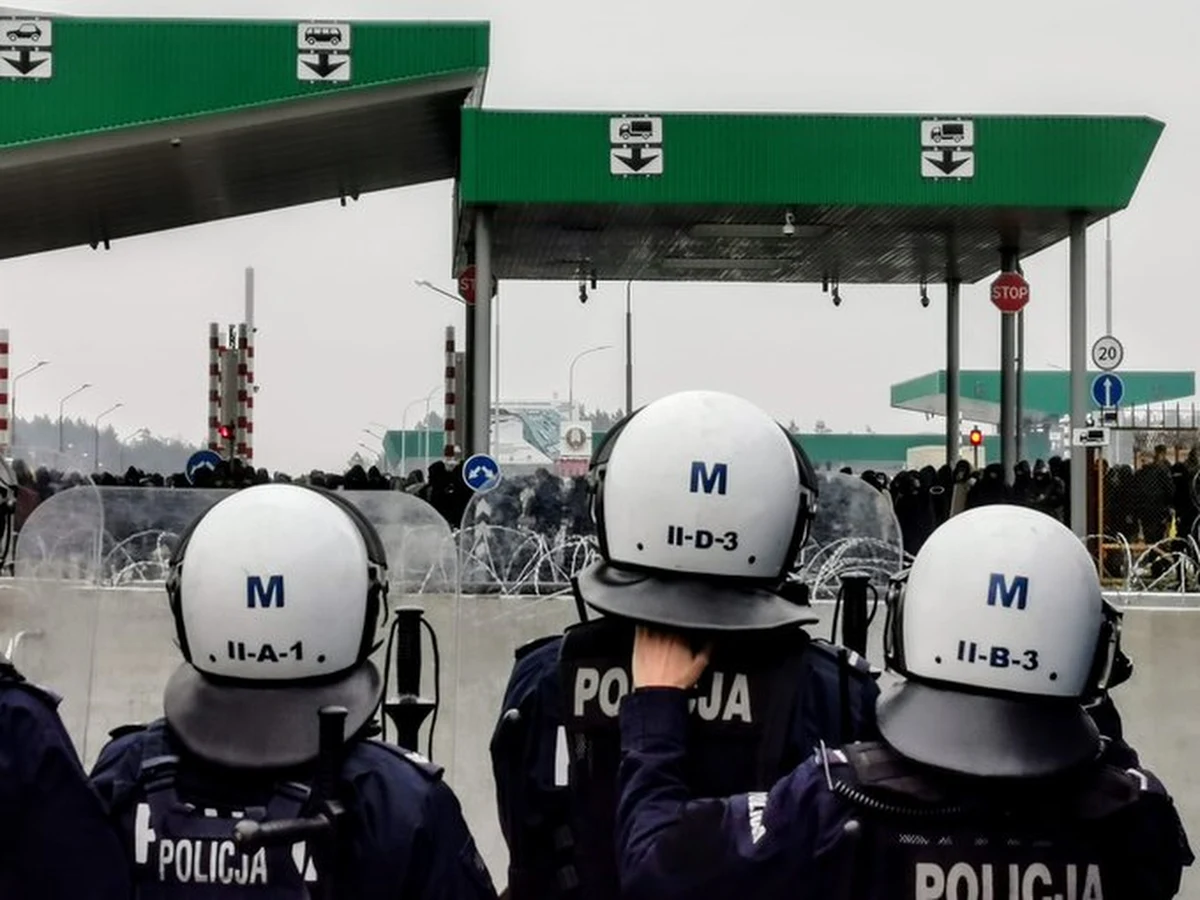 Wszyscy policjanci poszkodowani we wczorajszych starciach z migrantami na granicy polsko-białoruskiej w Kuźnicy opuścili już szpitale - ustalił dziennikarz RMF FM Krzysztof Zasada. Ostateczny bilans rannych to 12 polskich mundurowych - w tym 9 policjantów. 