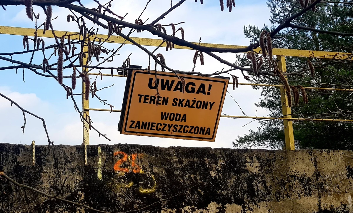 Ministerstwo Klimatu i Środowiska przygotowuje projekt ustawy o wielkoobszarowych terenach zdegradowanych. Nowe przepisy mają pomóc "rozbroić" tzw. bomby ekologiczne w Polsce, czyli wyeliminować lub zabezpieczyć stwarzające zagrożenie odpady i substancje chemiczne. Mowa na razie o skażonych terenach w Bydgoszczy, Jaworznie, Tarnowskich Górach oraz Zgierzu.  Specustawa precyzowałaby m.in. że to wójt, burmistrz lub prezydent miasta staje się posiadaczem odpadów zgromadzonych na wywłaszczanej lub czasowo zajętej nieruchomości.