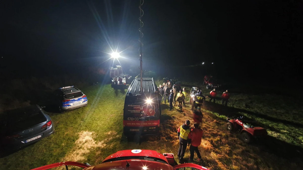 Ratownicy z Grupy Beskidzkiej GOPR poszukiwali na prośbę policji 31-latka. Z informacji przekazanych przez funkcjonariuszy wynika, że mężczyzna wybrał się do lasu w okolice wsi Białka. Jak przekazali na swoim profilu na Facebooku goprowcy, na razie znaleziono jedynie ubranie zaginionego.