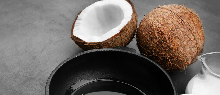 Olej kokosowy jest jednym najpopularniejszych i prawdopodobnie jednym z najbardziej kontrowersyjnych tematów krążących wokół tematyki zdrowego odżywiania. Bardzo łatwo można znaleźć zarówno jego zwolenników, jak i przeciwników. 