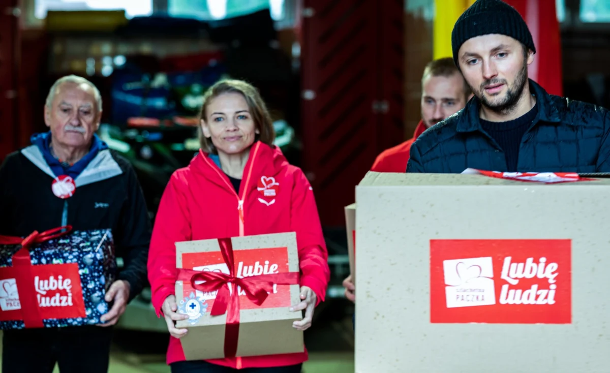 "To człowiek ratuje, nie sprzęt" - mówią Krzysztof Wielicki, Andrzej Bargiel, Kinga Baranowska i ratownicy z Podhalańskiej Grupy GOPR, którzy już po raz trzeci spotkali się, żeby przygotować dedykowaną pomoc dla potrzebującej rodziny ze Szlachetnej Paczki. W tym roku pomoc trafi do Pani Anny, która po nagłej śmierci męża samodzielnie wychowuje piątkę dzieci. Zachęcają do tego samego innych - "Wejdźcie na www.szlachetnapaczka.pl, możecie pomóc najbardziej potrzebującym".