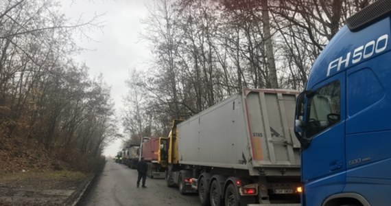 Zima za pasem, a to oznacza zwiększone zapotrzebowanie na węgiel. Skutki tego już widać na Śląsku, gdzie rosną kolejki ciężarówek czekających na załadunek przed kopalniami.