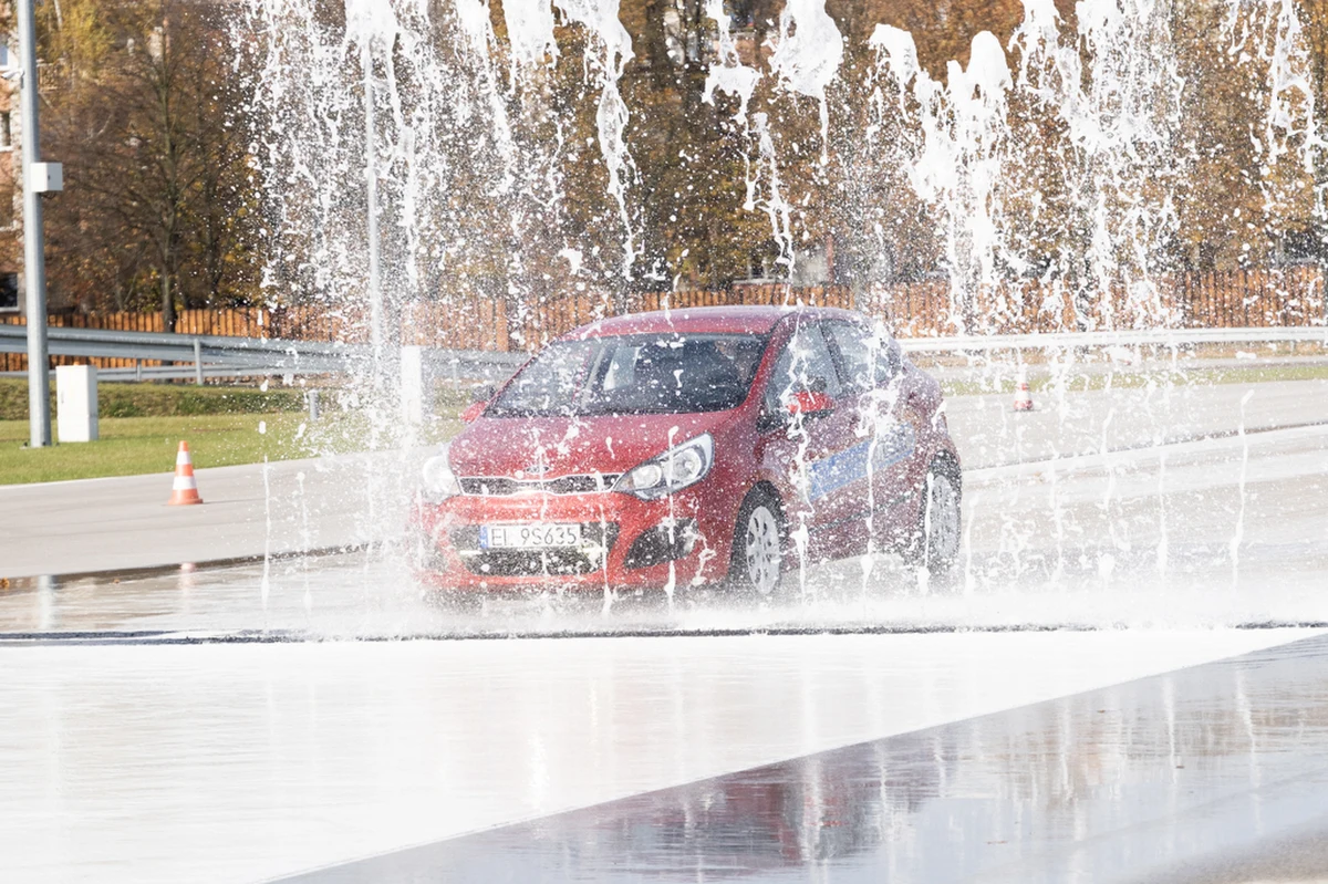 ​Doskonalenie techniki jazdy po torze, awaryjne hamowanie i wychodzenie z poślizgu - tego między innymi uczyli się kierowcy 60+ w ramach bezpłatnych szkoleń "Bezpieczna jazda w Łódzkiem, senior za kierownicą". Najpierw była teoria, a później praktyczne ćwiczenia na torze w sieradzkim Ośrodku Doskonalenia Techniki Jazdy łódzkiego WORD i jazda po mieście.