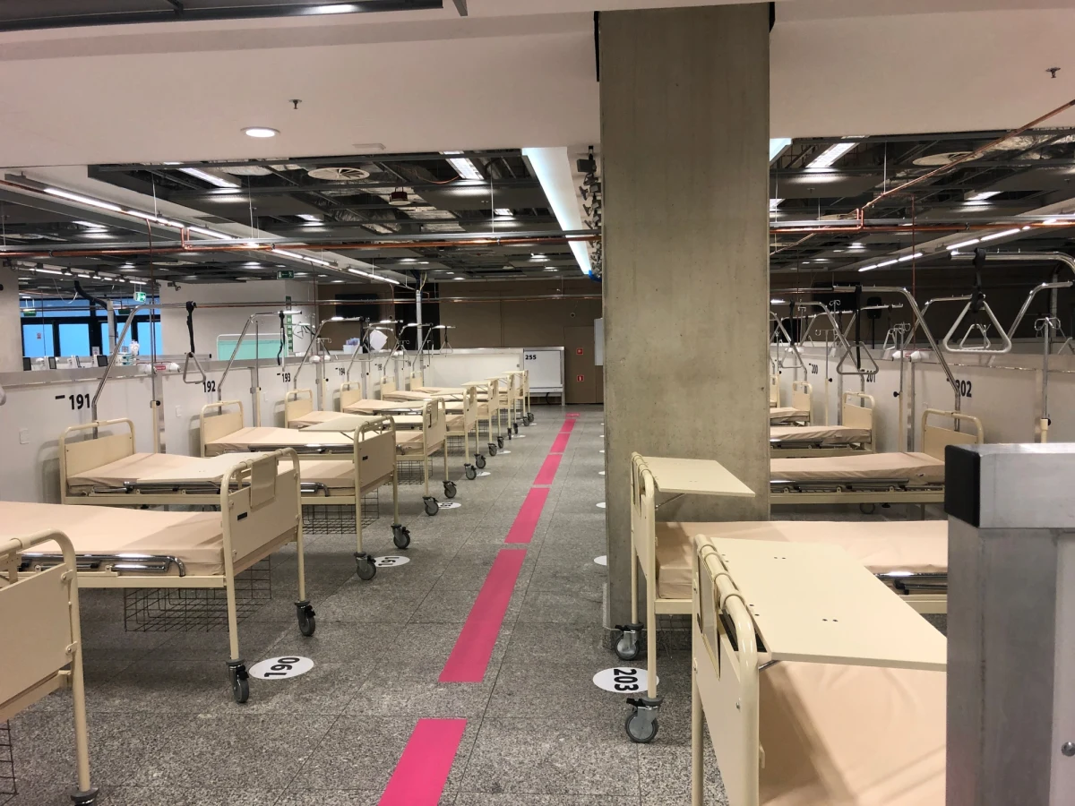 Odwoływanie imprez takich jak Zimowy Narodowy i przenoszenie łóżek z magazynu oraz punktu szczepień. Tak wyglądają przygotowania do ponownego otwarcia Szpitala na Stadionie Narodowym w Warszawie. Pierwsi pacjenci trafią tam prawdopodobnie w przyszły czwartek.