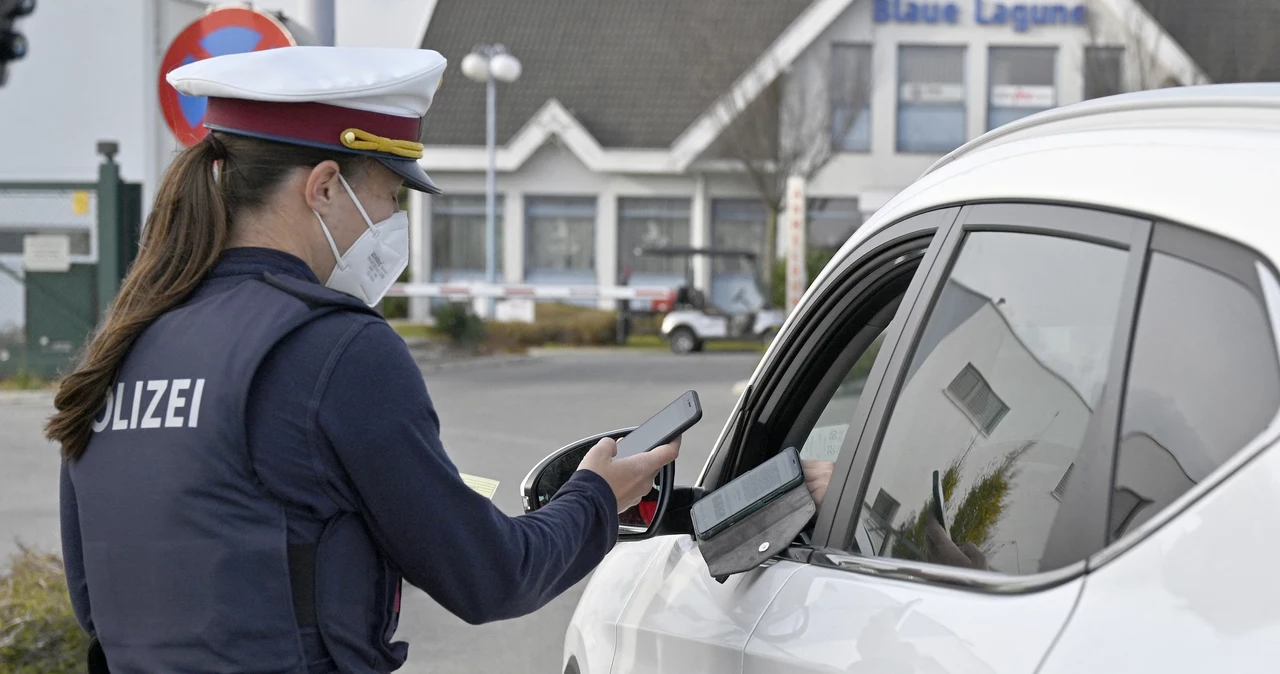 Austria; policja sprawdza certyfikaty covidowe 