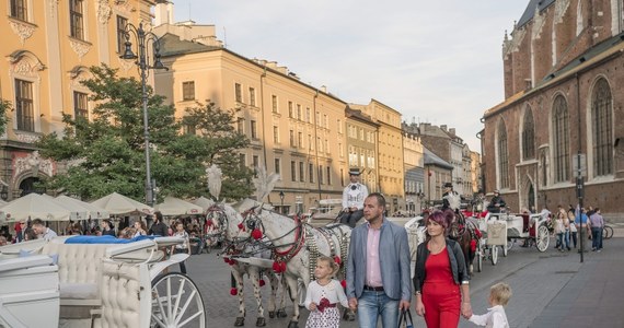 Krakowskie Stowarzyszenie Obrony Zwierząt złożyło w środę w radzie miasta projekt uchwały, która zakazuje wjazdu dorożek na Rynek Główny 
i likwiduje postój dorożek na Rynku. Jeśli radni przyjmą uchwałę, to nowe przepisy wejdą w życie najpóźniej do końca 2022 roku. 