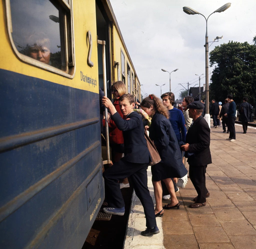 1970 rok. Pasażerowie wsiadają do żółto-granatowego pociągu relacji Warszawa-Dęblin