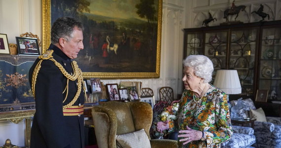 Brytyjska królowa Elżbieta II przyjęła na audiencji na zamku w Windsorze gen. Nicka Cartera, który niedługo odchodzi z funkcji szefa sił zbrojnych. To pierwsza oficjalna aktywność 95-letniej monarchini od czasu opuszczenia przez nią uroczystości Niedzieli Pamięci z powodu problemów z kręgosłupem. 