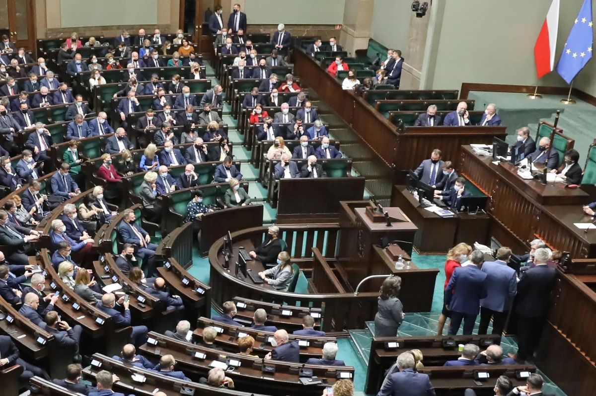 Sejm uchwalił nowelizację ustawy o ochronie granicy państwowej. Umożliwia ona wprowadzenie zakazu przebywania w strefie nadgranicznej. Zakaz  byłby wprowadzany na czas określony w drodze rozporządzenia przez szefa MSWiA po konsultacji ze Strażą Graniczną. 