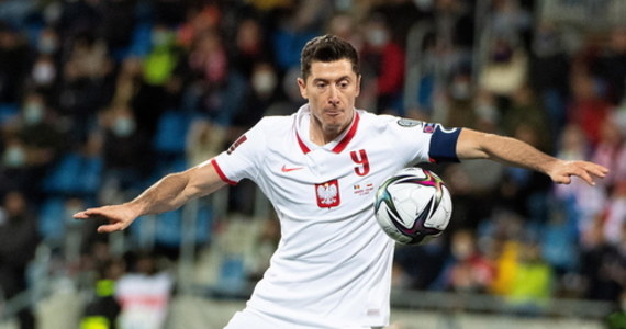 Kapitan reprezentacji Polski Robert Lewandowski wydał oświadczenie, w którym odniósł się do kontrowersji wokół jego nieobecności w składzie na poniedziałkowy mecz z Węgrami w eliminacjach piłkarskich mistrzostw świata. Biało-czerwoni przegrali to spotkanie 1:2. "Po wygranej z Andorą wiedziałem już, że nie zagram z Węgrami" - zdradził "Lewy". "Żałuję, że nie mogłem pomóc drużynie na boisku, ale dzisiaj musimy skupić się na przyszłości, bo jeszcze niczego nie przegraliśmy. Stać nas na to, aby wygrać w barażach" - zapewnił. 