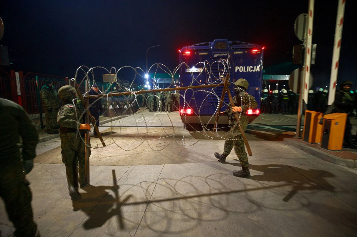 W Brukseli na spotkaniu ambasadorów państw UE dotyczącym Białorusi doszło do "spięcia" między Polską i Niemcami. Ambasador Niemiec ocenił, że w efekcie rozmów kanclerz Angeli Merkel i Aleksandra Łukaszenki obserwowana jest deeskalacja na granicy. Ambasador Polski odpowiedział, że cały czas dochodzi do ataków na polską granicę, a do szpitali trafiają polscy funkcjonariusze - twierdzi unijne źródło. 
