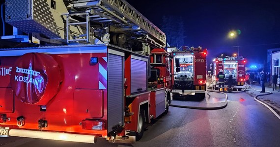 Dwójka dzieci zginęła w pożarze domu we Włoszczowie w Świętokrzyskiem – poinformowała straż pożarna. Według informacji służb, to rodzeństwo - chłopcy w wieku 5 i 6 lat.