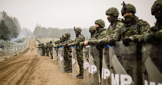 Zatrzymanie przez żołnierzy fotoreporterów na terenie przygranicznym było prawidłowe, absolutnie nikt nikogo nie uderzył, nikt nikomu nie ubliżał, nikt nikogo nie szarpał - oświadczył w środę Dowódca Operacyjny Rodzajów Sił Zbrojnych gen. broni Tomasz Piotrowski. Komentował w ten sposób interwencję, do której doszło we wtorek - wojsko w asyście policji interweniowało wobec trzech fotoreporterów, którzy fotografowali tymczasową bazę wojskową w Wiejkach. Dziennikarze twierdzą, że zostali potraktowany w agresywny sposób.