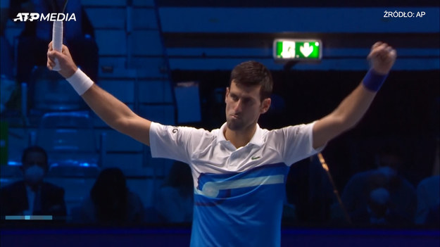 Lider światowego rankingu tenisistów Novak Djoković w efektownym stylu zagwarantował sobie występ w półfinale ATP Finals w Turynie. Walczący o szósty triumf w kończącej sezon imprezie masters Serb pokonał w swoim drugim meczu grupowym Rosjanina Andrieja Rublowa 6:3, 6:2.
Żródło: AP
