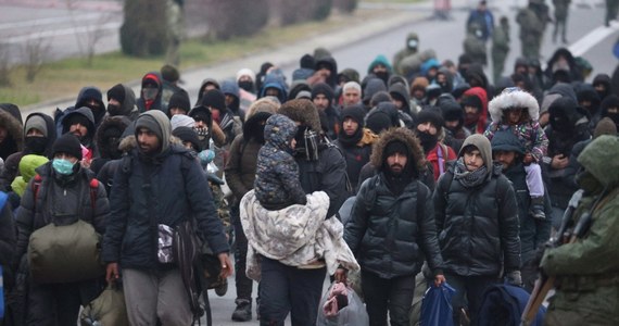 Premier Mateusz Morawiecki w wywiadzie dla niemieckiego dziennika "Bild" ostrzega Europę przed napływem 50 mln migrantów. Mówi, że "migranci używani są przez Białoruś jako broń. Ich celem są Niemcy, Holandia i Francja". Szef polskiego rządu dodał, że obecnie na Białorusi przebywa 20 tysięcy migrantów i jednym z zadań Europy jest pomóc im wrócić do krajów ojczystych. Zapewnia jednocześnie, że sytuacja na granicy pozostaje pod kontrolą, mimo iż "staje się coraz groźniejsza".