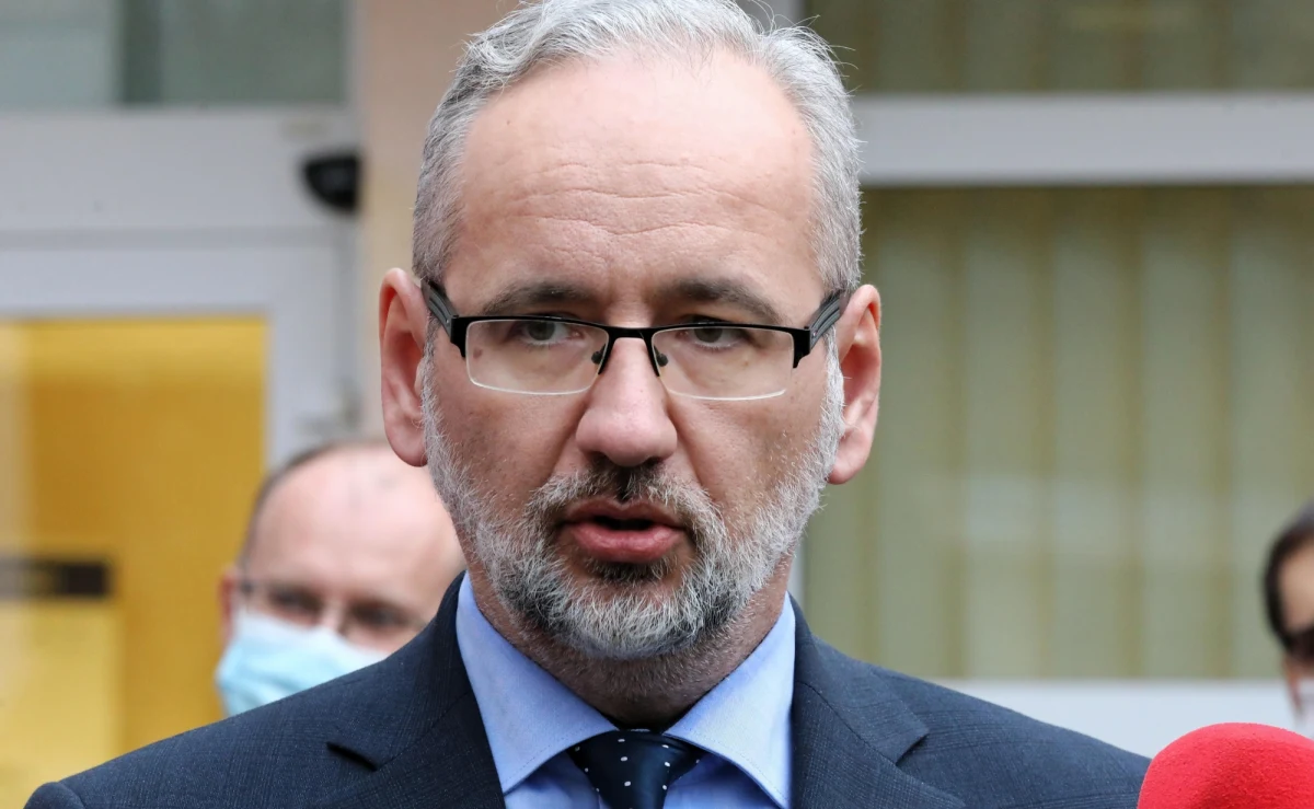 Mamy dwa scenariusze - jeden zakłada szczyt czwartej fali pandemii w ciągu dwóch tygodni w granicach 25-30 tys. zakażeń dziennie, drugi odsuwa apogeum w czasie na pierwszą połowę grudnia z pułapem 35-40 tys. przypadków. Jest mało prawdopodobne, abyśmy mieli święta Bożego Narodzenia zakłócone covidem i dodatkowymi restrykcjami - ocenia minister zdrowia Adam Niedzielski.