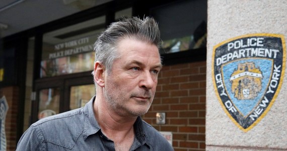 Scena, w której Alec Baldwin strzela z pistoletu, nie była zaplanowana - napisała w pozwie sądowym opiekunka scenariusza filmu "Rust", na którego planie Baldwin śmiertelnie postrzelił operatorkę zdjęć Halynę Hutchins. O pozwie Mamie Mitchell donosi gazeta "Hollywood Reporter", na którą powołuje się Reuters.