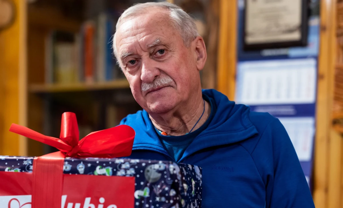 ​Gdy w sytuacji, w której jest bardzo źle - ciemno, zimno, nie ma jedzenia, ani nadziei - osamotniony człowiek zobaczy w oddali zmierzający ku niemu czarny punkcik: paczkę ludzi gotowych, żeby pomóc, wtedy poczuje power i wiarę w to, że sobie poradzi - taki mechanizm działa wysoko w górach, ale też wszędzie wokół nas. O partnerstwie psychicznym, uważności na drugiego człowieka, filozofii "być i dawać" oraz ciepłej herbacie opowiada himalaista Krzysztof Wielicki, balansując między górskimi opowieściami a historiami z codzienności. 