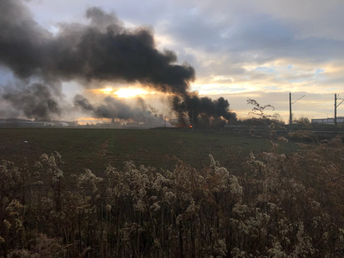 Trwa jeszcze dogaszanie pogorzeliska po pożarze składowiska tworzyw sztucznych w Gronowie Górnym (woj. warmińsko-mazurskie) - podała w czwartek wieczorem straż pożarna. PKP PLK rozpoczęły już naprawę pobliskiej sieci trakcyjnej, uszkodzonej przez pożar.